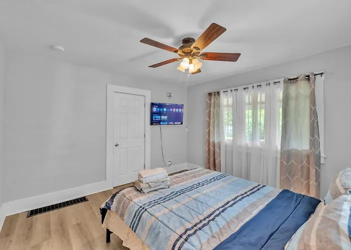 Elegant 5 Bedrooms Near Millikin Univ