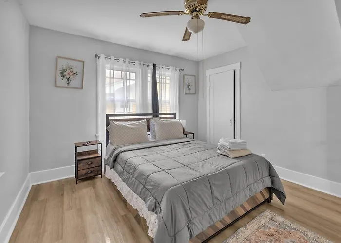 Elegant 5 Bedrooms Near Millikin Univ Decatur