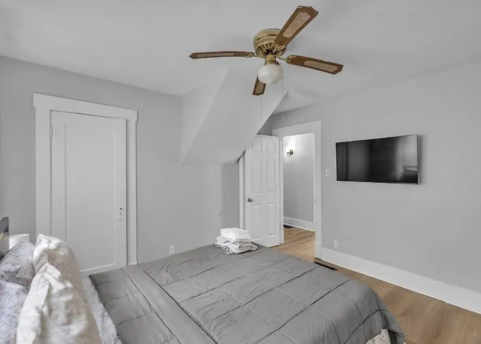 Elegant 5 Bedrooms Near Millikin Univ Ferienhaus *
