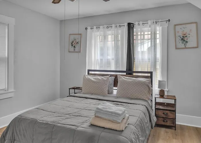 Elegant 5 Bedrooms Near Millikin Univ * Decatur