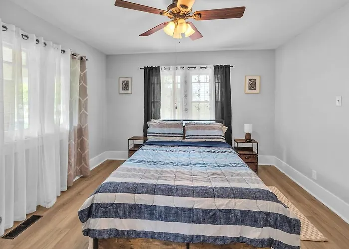 Elegant 5 Bedrooms Near Millikin Univ
